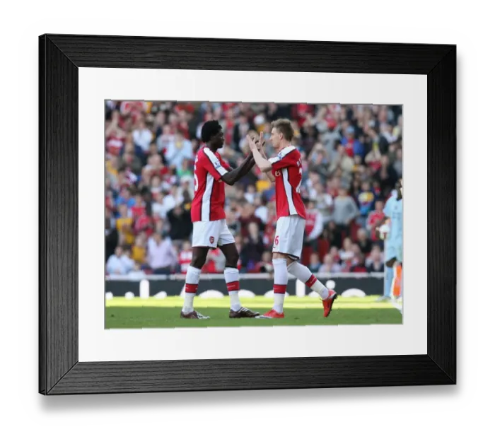 Framed Print : Arsenal substitute Nicklas Bendtner replaces Emmanuel Adebayor Framed Print : Arsenal substitute Nicklas Bendtner replaces Emmanuel Adebayor