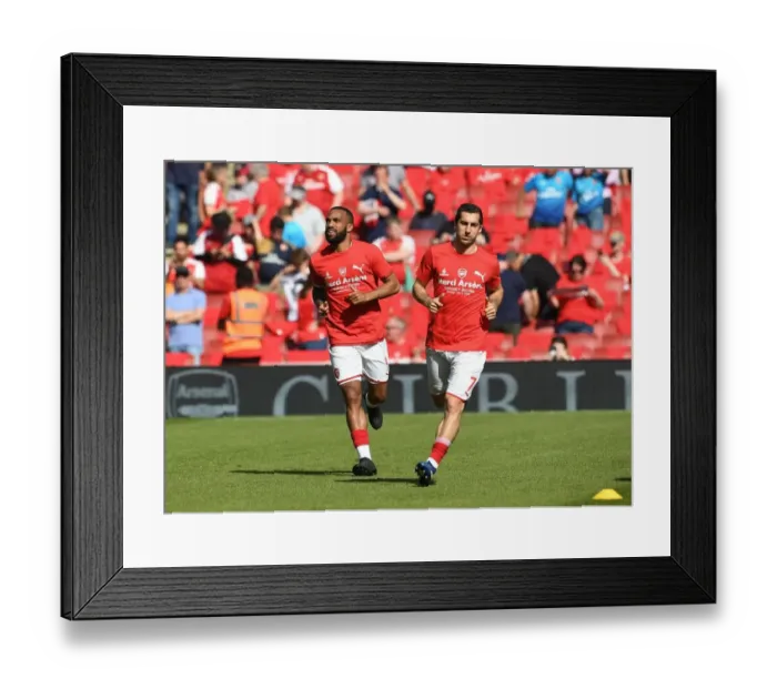 Framed Print : Alexandre Lacazette Gears Up: Arsenal vs Burnley Showdown (2017-18) Framed Print : Alexandre Lacazette Gears Up: Arsenal vs Burnley Showdown (2017-18)