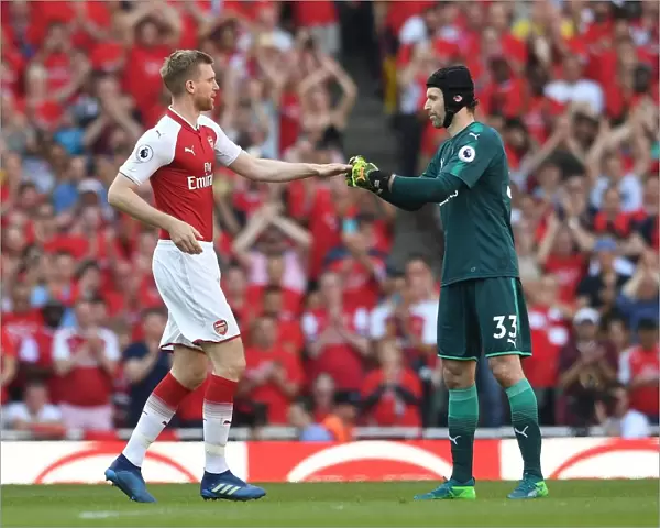 Arsenal: Per Mertesacker Passes Captain's Armband to Petr Cech (Arsenal v Burnley, 2018)