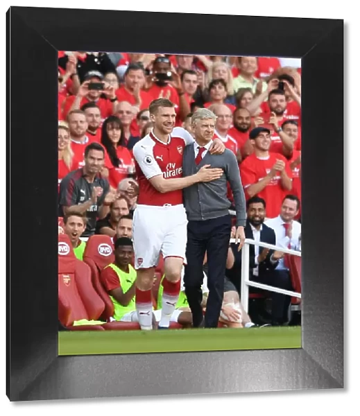 Mertesacker's Emotional Farewell Hug: Wenger's Last Match as Arsenal Manager (2018)