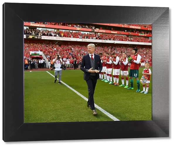 Arsene Wenger's Emotional Farewell: A Guard of Honor from Arsenal Players and Fans (2017-18)