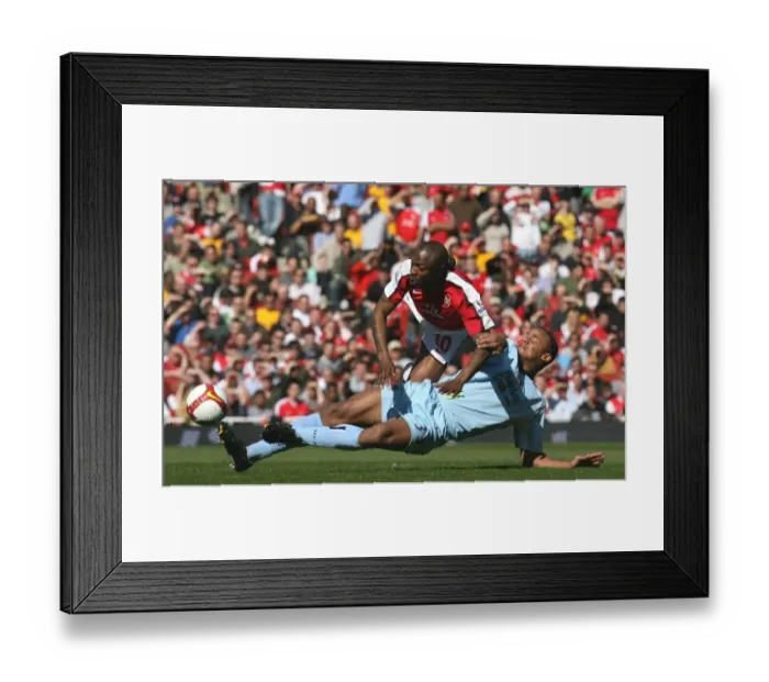 Framed Print : William Gallas (Arsenal) Vincent Kompany (Man City) Framed Print : William Gallas (Arsenal) Vincent Kompany (Man City)