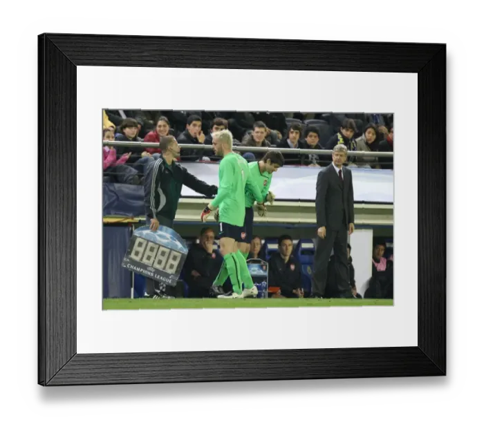 Framed Print : Injured Arsenal goalkeeper Manuel Almunia is replaced