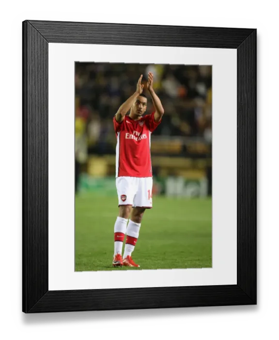 Framed Print : Theo Walcott waves to the Arsenal fans after the match Framed Print : Theo Walcott waves to the Arsenal fans after the match