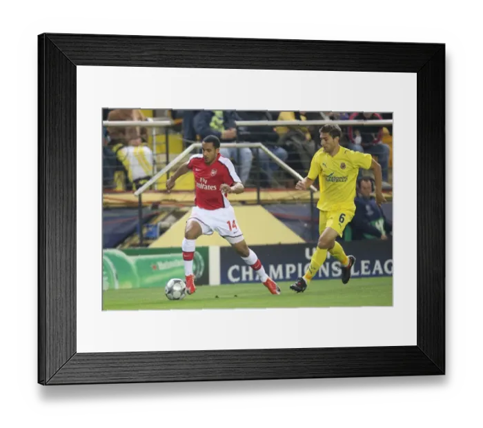 Framed Print : Theo Walcott (Arsenal) Sebastian Eguren (Villarreal)