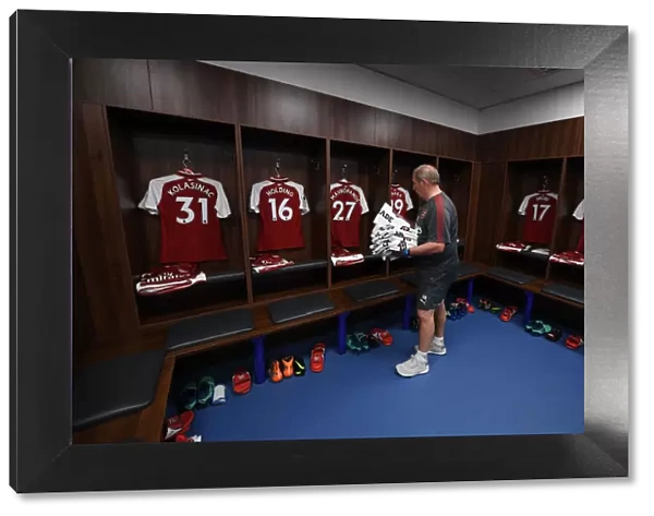 Vic Akers in Arsenal's Away Changing Room: Leicester City vs Arsenal, Premier League 2017-18