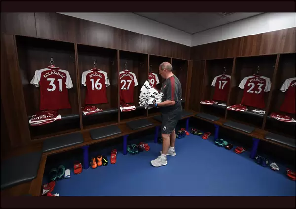 Vic Akers in Arsenal's Away Changing Room: Leicester City vs Arsenal, Premier League 2017-18