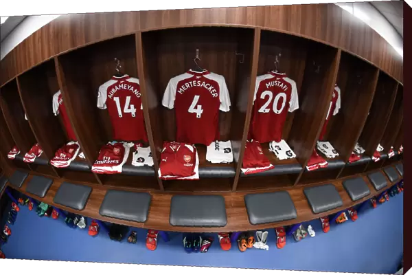 Arsenal Changing Room: Gearing Up for the Leicester City Showdown (Premier League 2017-18)