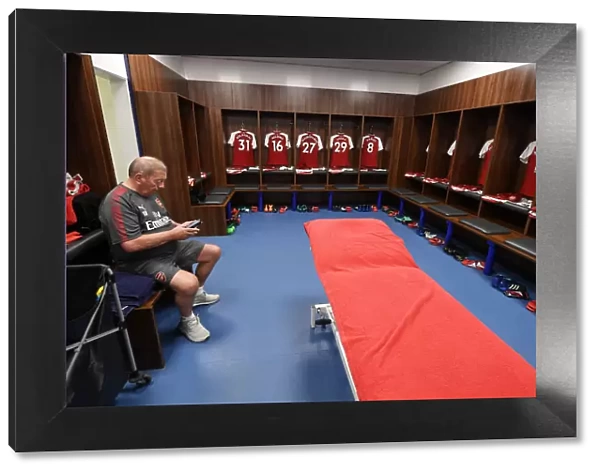 Vic Akers in Arsenal's Away Changing Room Before Leicester City Match (2017-18)