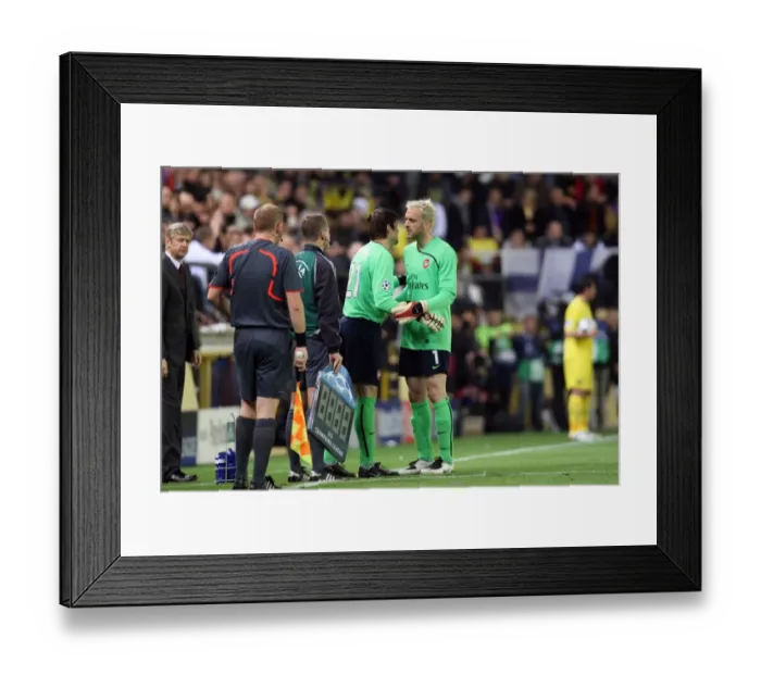 Framed Print : Manuel Almunia is replaced by Lukasz Fabianski (Arsenal) Framed Print : Manuel Almunia is replaced by Lukasz Fabianski (Arsenal)