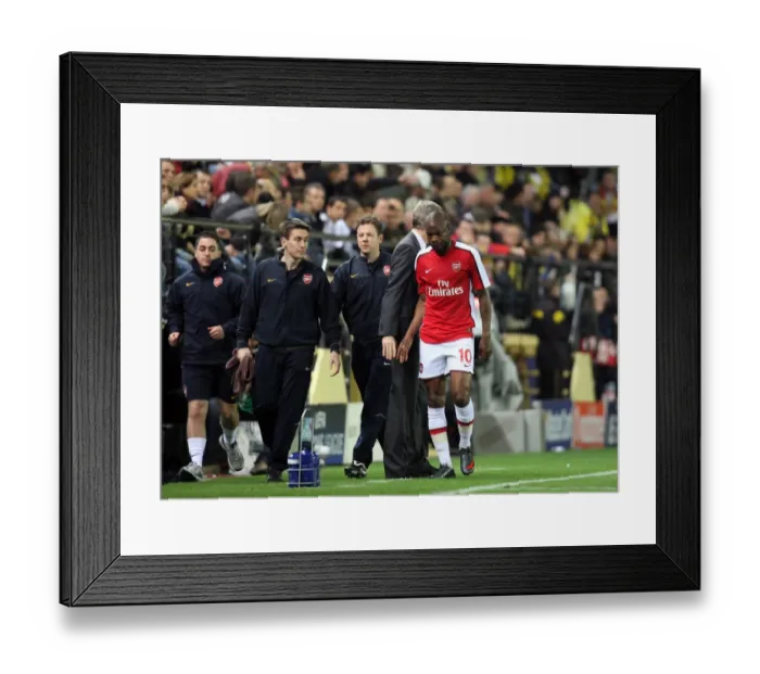 Framed Print : William Gallas (Arsenal) leaves the pitch injured