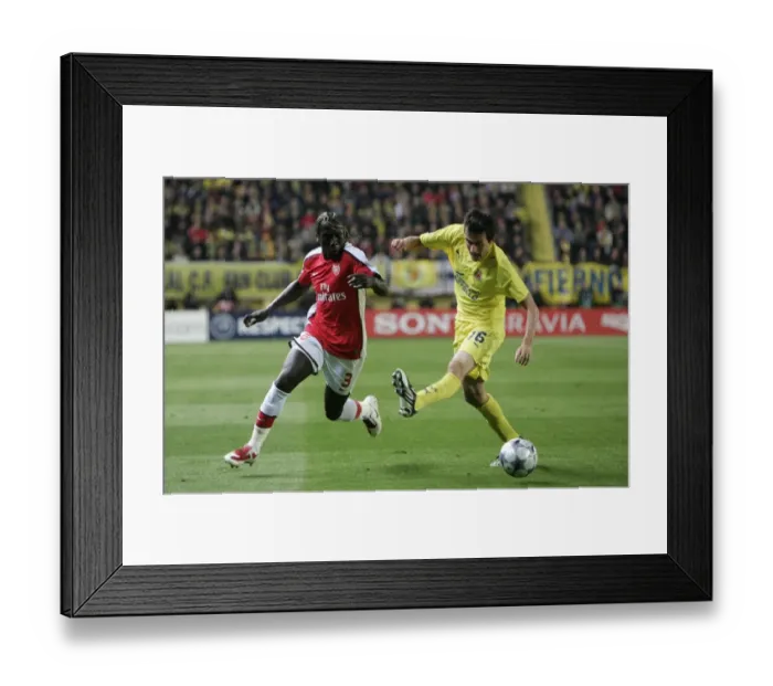 Framed Print : Bacary Sagna (Arsenal) Joseba Llorente (Villarreal)