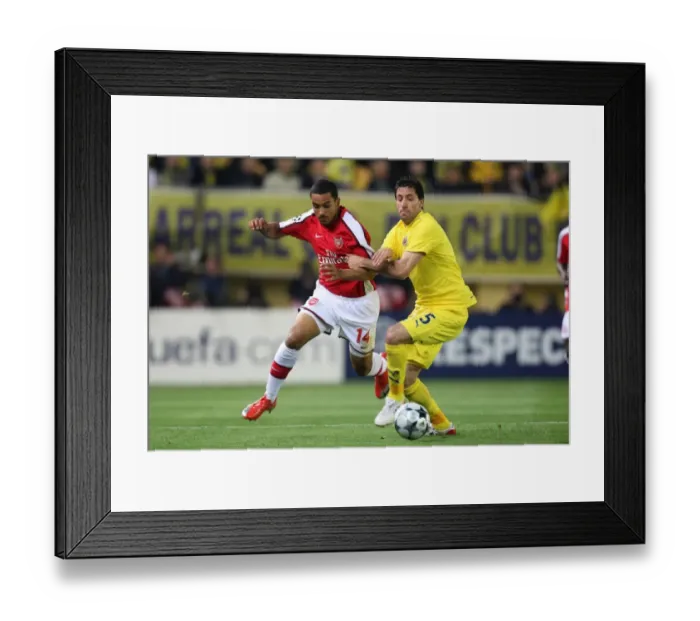 Framed Print : Theo Walcott (Arsenal) Joan Capdevila (Villarreal) before the match