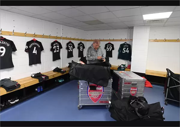 Vic Akers Farewell: Last Match as Arsenal Kit Manager (Huddersfield Town vs. Arsenal, 2017-18)