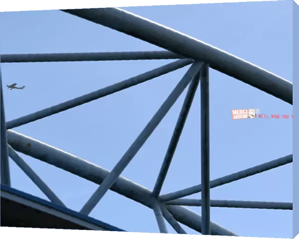 Plane Honors Arsene Wenger with Banner Flyover at Huddersfield Stadium