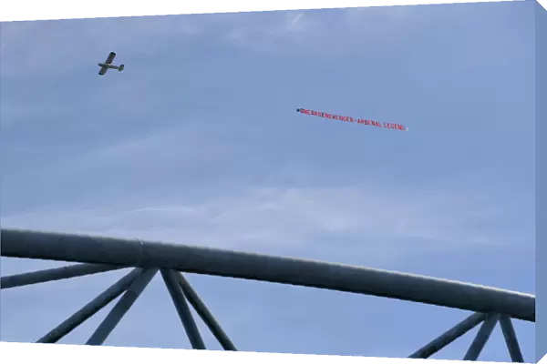 Plane Tows Arsene Wenger Tribute Banner Over Huddersfield Stadium