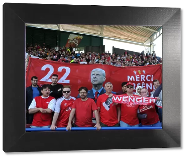 Arsenal Fans Pay Tribute to Arsene Wenger with Banners at Huddersfield Match
