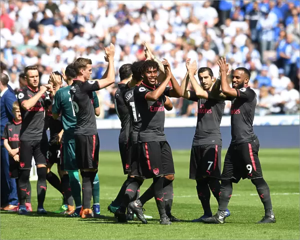 Arsenal Players Clap for Appreciative Fans Before Huddersfield Match, 2017-18 Premier League