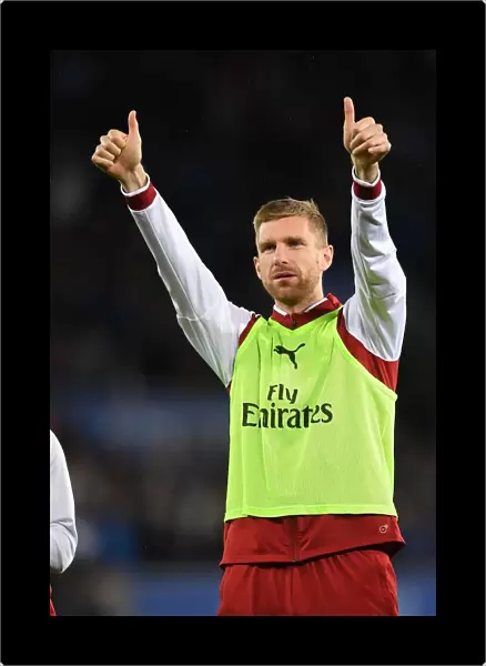 Per Mertesacker's Victory Thumbs-Up: Leicester City vs. Arsenal, Premier League 2017-18