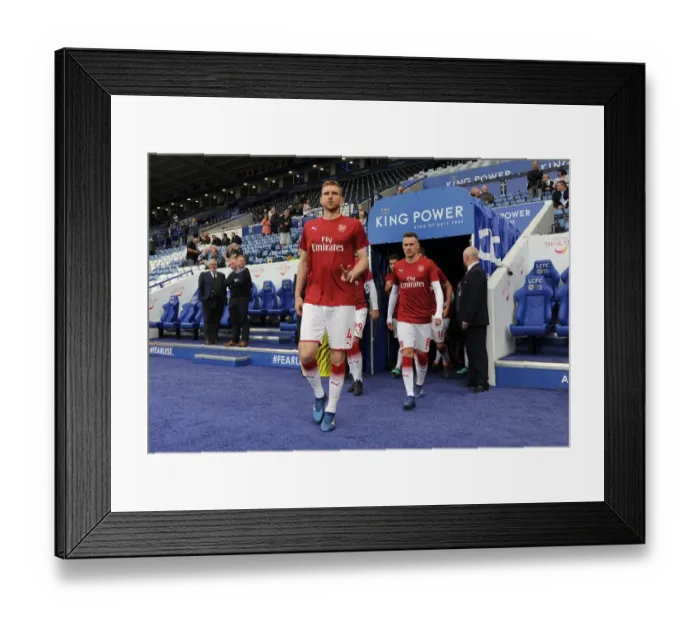 Framed Print : Per Mertesacker: Pre-Match Focus at Leicester City vs Arsenal (2017-18)