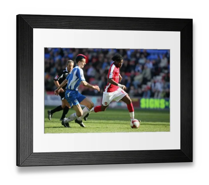 Framed Print : Alex Song beats Paul Scharner Framed Print : Alex Song beats Paul Scharner
