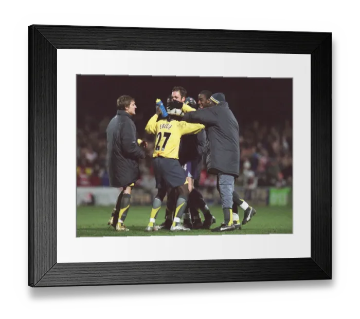 Framed Print : Manuel Almunia celebrates with his team mates (L>R) Arturo Lupoli, Emmanuel Eboue