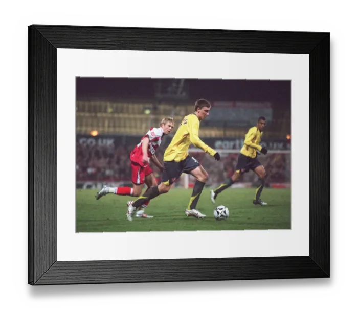Framed Print : Nicklas Bendtner (Arsenal). Doncaster Rovers 2: 2 Arsenal
