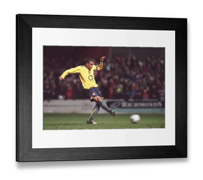 Framed Print : Gilberto scores for Arsenal during the penalty shoot out Framed Print : Gilberto scores for Arsenal during the penalty shoot out