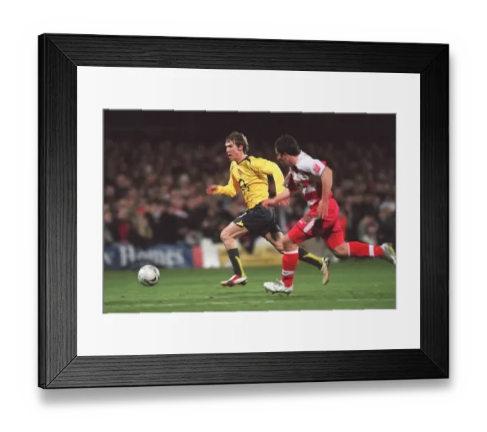 Framed Print : Alex Hleb (Arsenal) Sean McDaid (Doncaster). Doncaster Rovers 2: 2 Arsenal