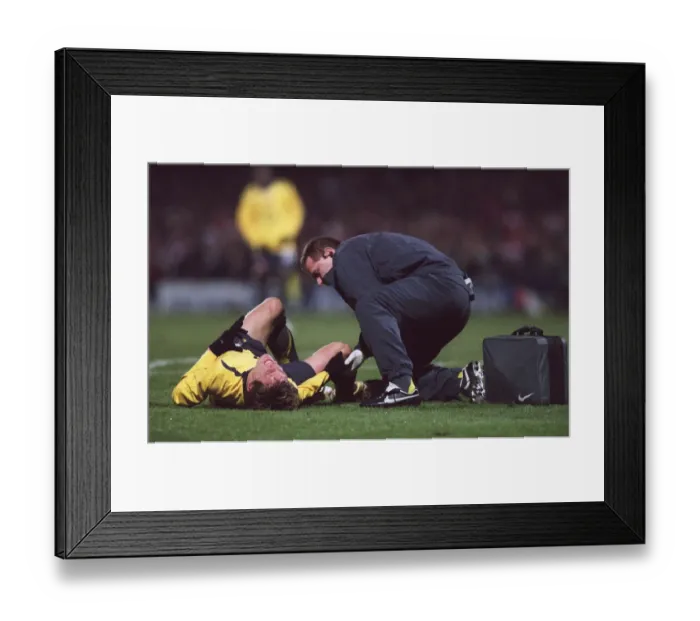 Framed Print : Arturo Lupoli (Arsenal) is treated by Physio Gary Lewin Framed Print : Arturo Lupoli (Arsenal) is treated by Physio Gary Lewin