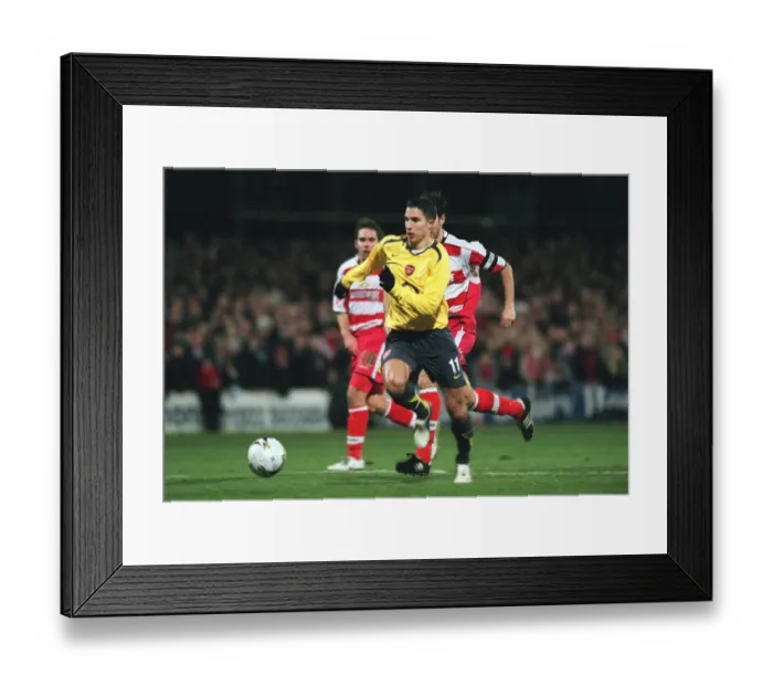 Framed Print : Robin van Persie (Arsenal). Doncaster Rovers 2: 2 Arsenal