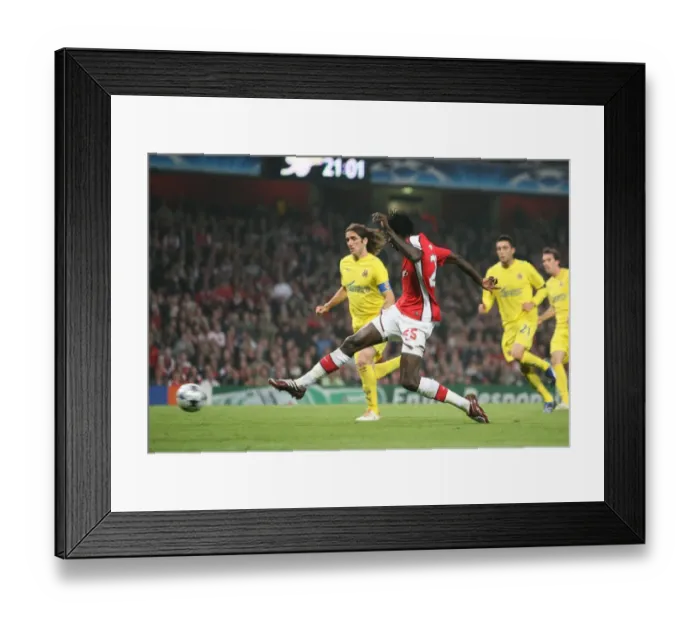Framed Print : Emmanuel Adebayor shoots past Villarreal goalkeeper Framed Print : Emmanuel Adebayor shoots past Villarreal goalkeeper