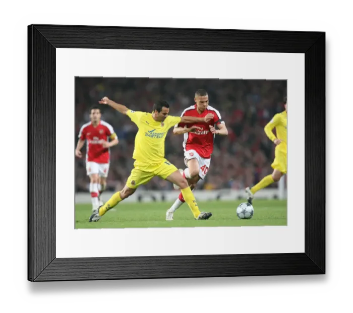 Framed Print : Kieran Gibbs (Arsenal) Angel Lopez (Villarreal)