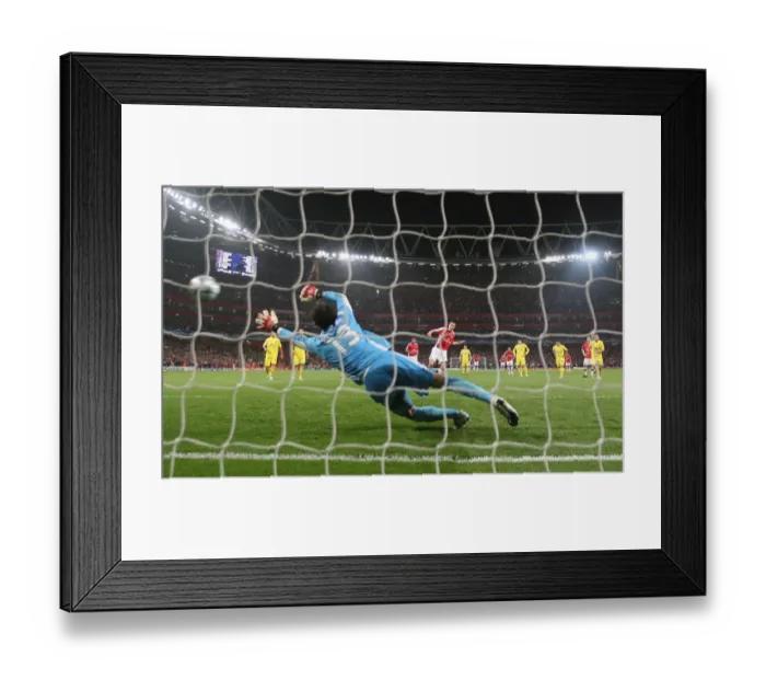 Framed Print : Robin van Persie's Penalty: Arsenal's Decisive Goal vs Villarreal in UEFA Champions League Quarterfinals (15 / 4 / 2009)
