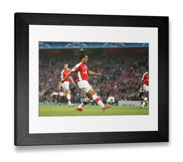 Framed Print : Theo Walcott shoots past Villarreal goalkeeper Diego Framed Print : Theo Walcott shoots past Villarreal goalkeeper Diego
