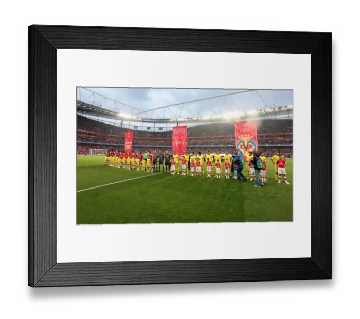 Framed Print : Arsenal and Villarreal line up before the match