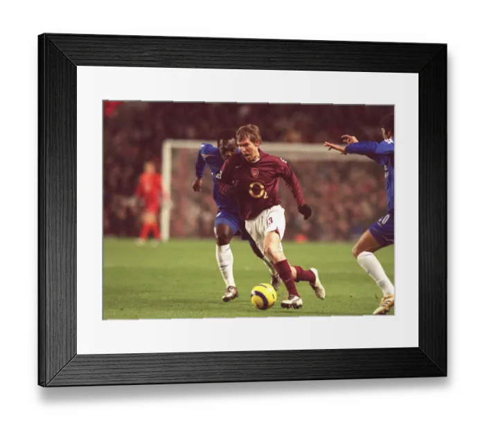 Framed Print : Alex Hleb (Arensal) Michael Essien (Chelsea). Arsenal 0: 2 Chelsea