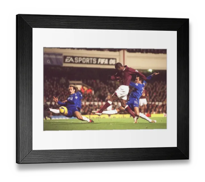 Framed Print : Lauren (Arensal) Paulo Ferreira (Chelsea). Arsenal 0: 2 Chelsea Framed Print : Lauren (Arensal) Paulo Ferreira (Chelsea). Arsenal 0: 2 Chelsea