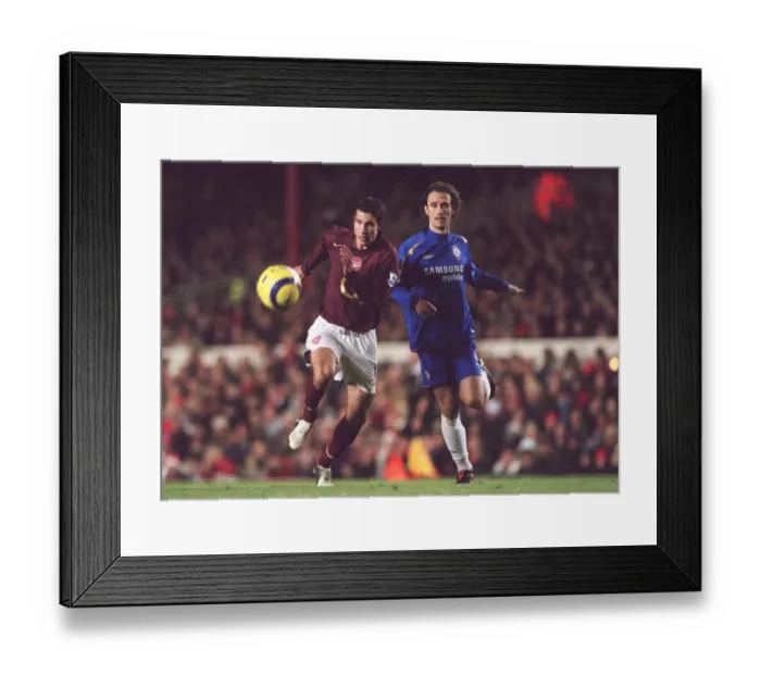 Framed Print : Robin van Persie (Arensal) Ricardo Carvalho (Chelsea). Arsenal 0: 2 Chelsea