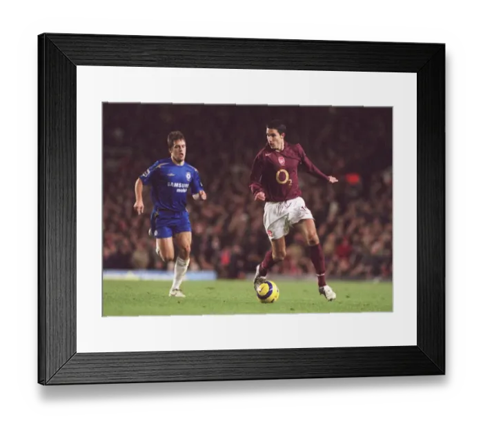Framed Print : Robin van Persie (Arensal) Joe Cole (Chelsea). Arsenal 0: 2 Chelsea Framed Print : Robin van Persie (Arensal) Joe Cole (Chelsea). Arsenal 0: 2 Chelsea