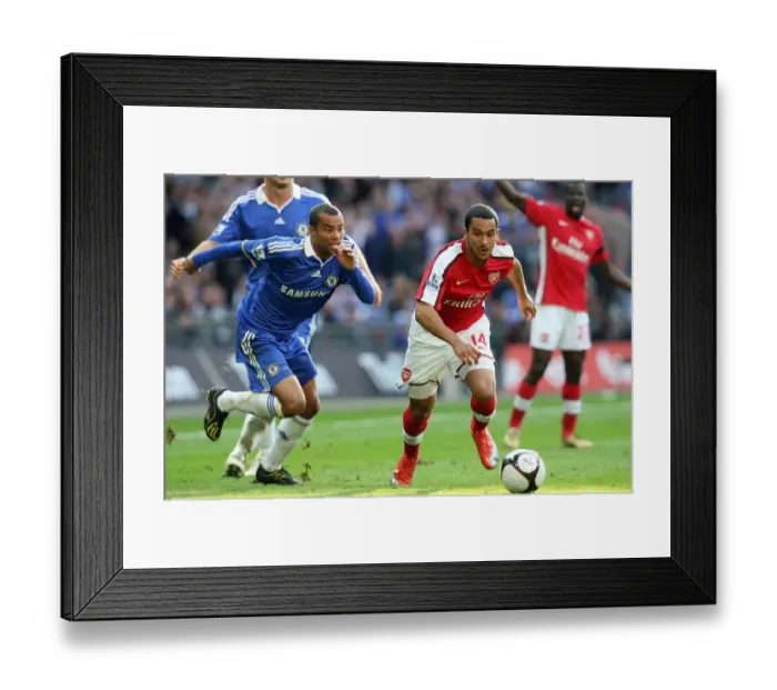 Framed Print : Theo Walcott (Arsenal) Ashley Cole (Chelsea) Framed Print : Theo Walcott (Arsenal) Ashley Cole (Chelsea)