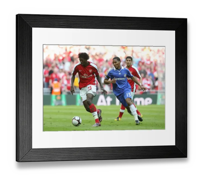 Framed Print : Emmanuel Adebayor (Arsenal) Florent Malouda (Chelsea) Framed Print : Emmanuel Adebayor (Arsenal) Florent Malouda (Chelsea)