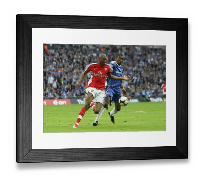 Framed Print : Abou Diaby (Arsenal) Saloman Kalou (Chelsea)