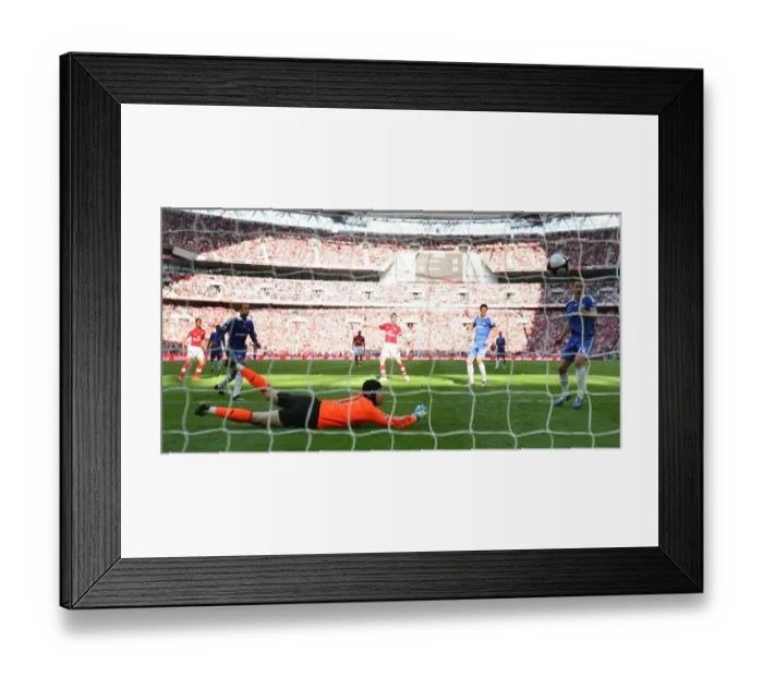 Framed Print : Theo Walcott shoots past Chelsea goalkeeper Petr Cech Framed Print : Theo Walcott shoots past Chelsea goalkeeper Petr Cech