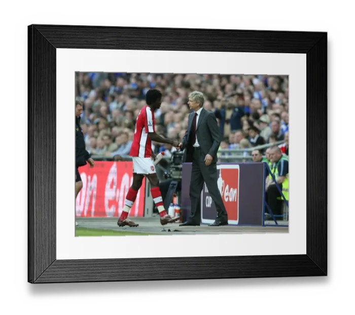 Framed Print : Wenger and Adebayor: Arsenal's FA Cup Semi-Final Heartbreak at Wembley (1:2 vs Chelsea, 2009)
