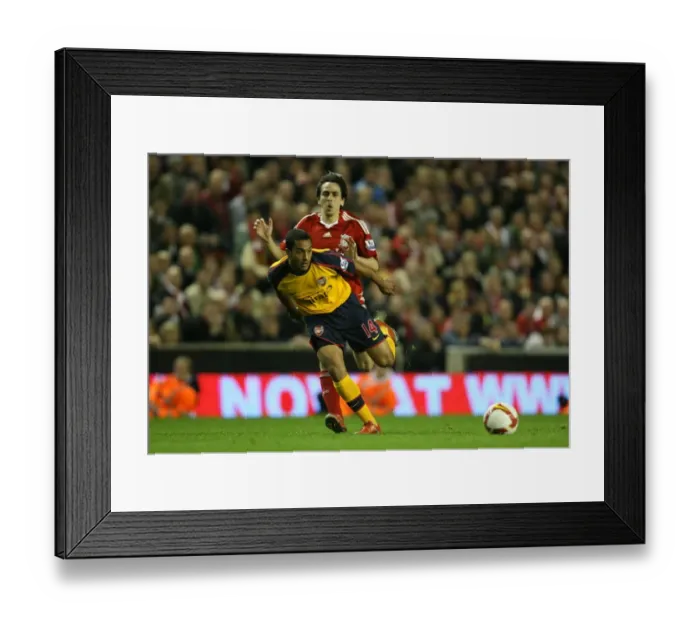 Framed Print : Theo Walcott (Arsenal) Yossi Benayoun (Liverpool) Framed Print : Theo Walcott (Arsenal) Yossi Benayoun (Liverpool)