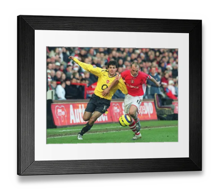 Framed Print : Cesc Fabregas (Arsenal) Danny Murphy (Charlton). Charlton Athletic 0: 1 Arsenal