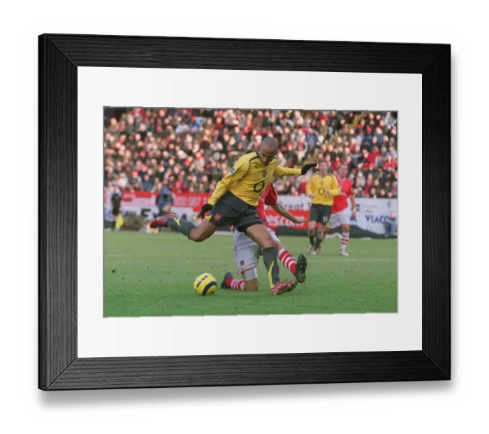 Framed Print : Thierry Henry (Arsenal). Charlton Athletic 0: 1 Arsenal. FA Premiership Framed Print : Thierry Henry (Arsenal). Charlton Athletic 0: 1 Arsenal. FA Premiership