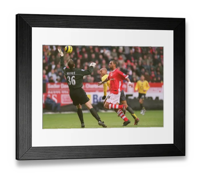 Framed Print : Thierry Henry (Arsenal) Thomas Myhre and Jonathan Fortune (Charlton) Framed Print : Thierry Henry (Arsenal) Thomas Myhre and Jonathan Fortune (Charlton)