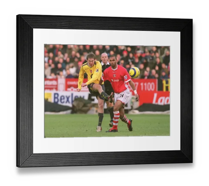 Framed Print : Alex Hleb (Arsenal) Jonathan Fortune (Charlton). Charlton Athletic 0: 1 Arsenal Framed Print : Alex Hleb (Arsenal) Jonathan Fortune (Charlton). Charlton Athletic 0: 1 Arsenal